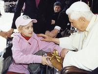 Laura berreicht Papst Benedikt XVI. einen echten Attendorner Ostersemmel