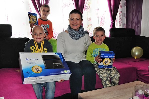 Justin und seine Brder mit der Spielekonsole
