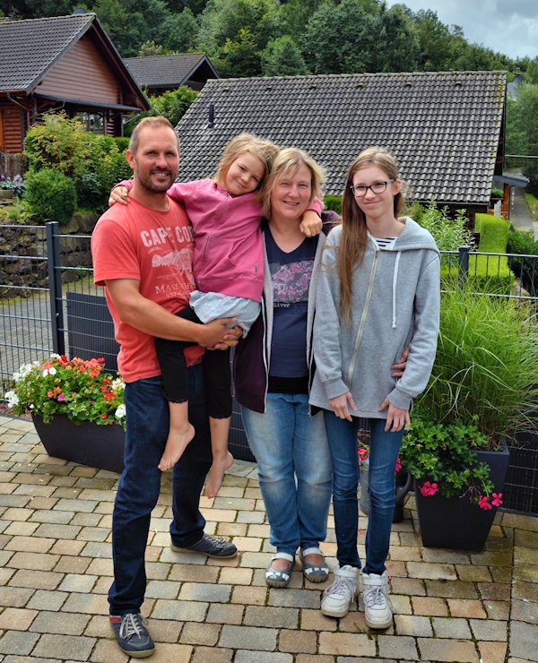 Fiona und Familie am Ferienhaus