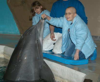 Giannina mit Schwester Cheleesa beim Delfinfüttern