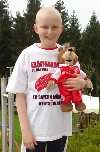 Strahlemaennchen uberreicht ein T-Shirt vom FC Bayern München mit Autogramm von Oliver Kahn