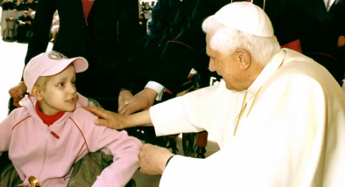 Papst Benedikt XVI. mit Laura