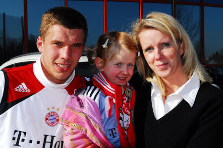 Lukas Podolski mit Leah und ihrer Mutter