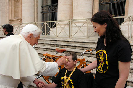 Papst Benedikt gibt Strahlemaennchen Marc den Segen