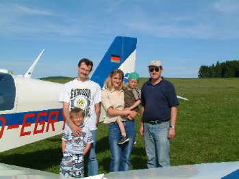 Martin vor dem Rundflug mit seiner Familie und dem netten Piloten.
