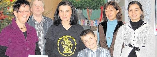 Von links: Lydia Scheppe, Sabine Deutenberg, Frau Junge mit Sohn Alexander, Schulleiterin Sabine Tigges, Melek Coskun bei der Übergabe der Spende.