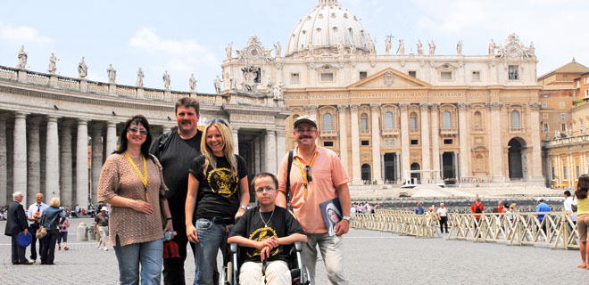 Dennis P. mit Familie im Vatikan